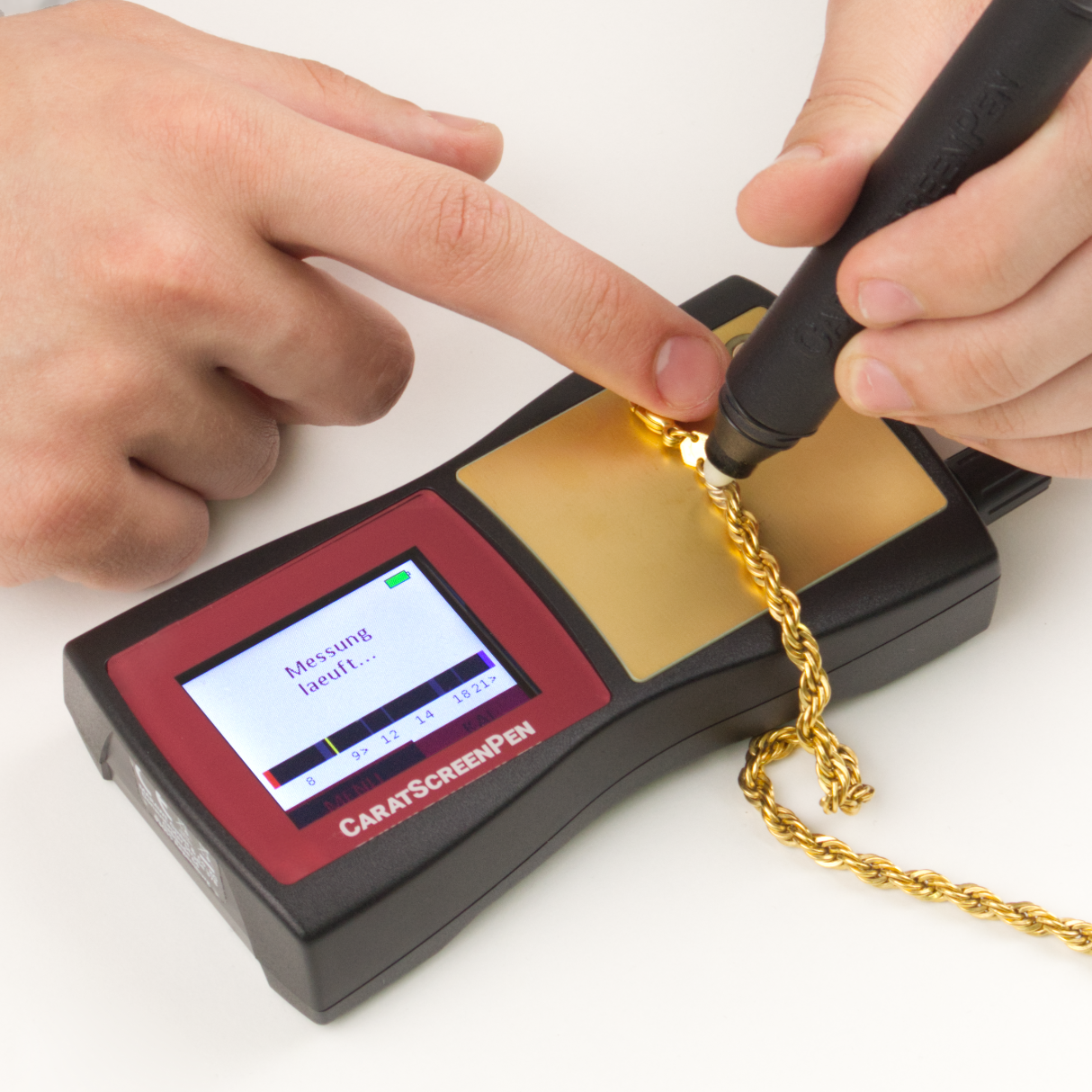 CaratScreenPen measuring gold carat value
